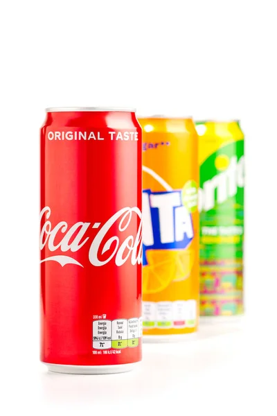 Tallinn, Észtország - 24.04.21: Coca-Cola, Sprite és Fanta vadonatúj fémdobozok izolálva fehéren. A Coca-Cola cég készített italokat. — Stock Fotó