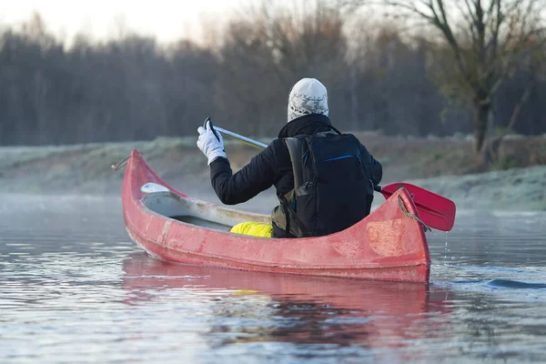 L'homme ramant un canot au début du printemps tôt le matin. style de vie. Paysage du matin, brouillard près de la rivière du matin et les gens sur le canot — Photo