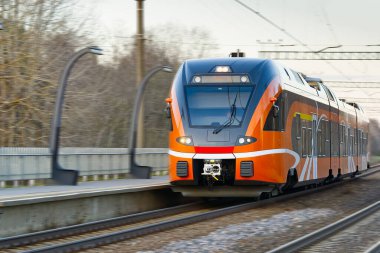 Ekspres turuncu tren. Estonya 'nın yeni treni. Hızlı Işık Şehirlerarası ve Bölgesel Tren. ekolojik yolcu taşımacılığı