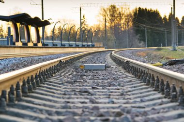 Demiryolu rayları beton yataklı. Yüksek hızlı, ekspres tren yolu için geliştirilmiş demiryolu