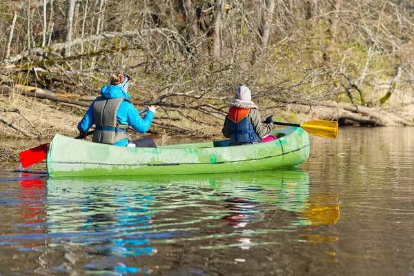 Canoë familial sur la rivière tôt le matin. passe-temps commun, divertissement, loisirs de plein air, connaissance de la nature. Temps de qualité familiale — Photo