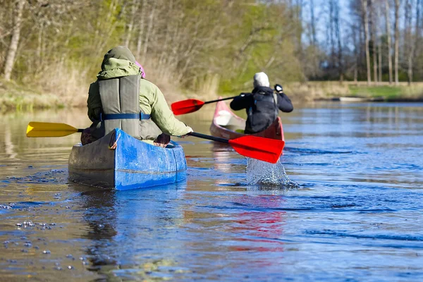 Canoë familial sur la rivière tôt le matin. passe-temps commun, divertissement, loisirs de plein air, connaissance de la nature. Temps de qualité familiale — Photo