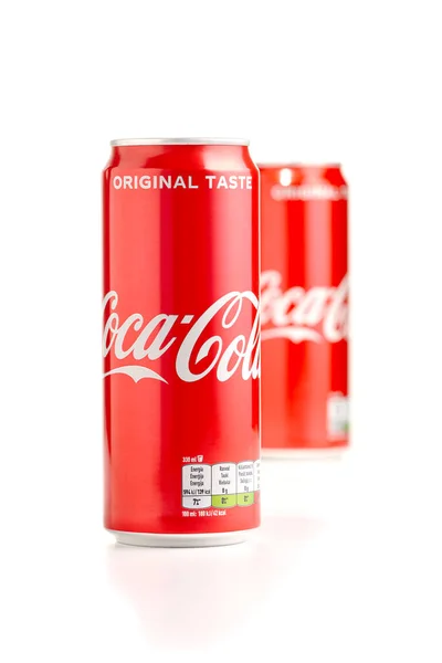 Tallinn, Estonia - 10.05.2021: Închiderea a două cutii de aluminiu roșu de Coca-Cola. Coca-Cola băutură populară de sifon — Fotografie, imagine de stoc