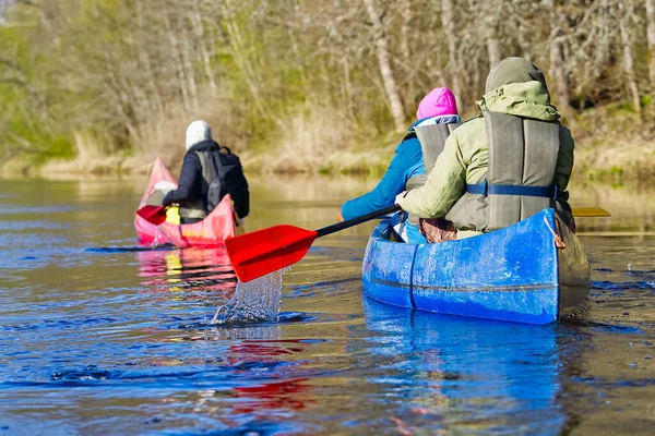 Canoë familial sur la rivière tôt le matin. passe-temps commun, divertissement, loisirs de plein air, connaissance de la nature. Temps de qualité familiale — Photo