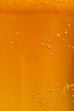 Bira metni arka planda kullanılabilir. Yumuşak odaklanma. Biraz köpükle birayı kapat ve boşluğu kopyala