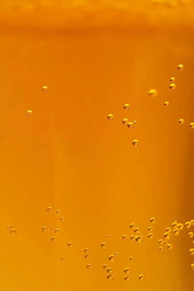 Öl textute kan användas som bakgrund. mjukt fokus. Närbild av öl med få bubblor och kopiera utrymme — Stockfoto