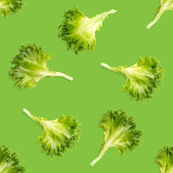 Naadloos patroon van sla groene bladeren salade. Frillice salade geïsoleerd op groen. ijsberg salade blad plat lag — Stockfoto