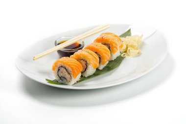 Suşi ve soya sosu beyaz kasede ve tahta çubuklar beyaz masada. Japon yemeği. Japon deniz ürünleri suşi seti. Suşi Bar Menüsü.