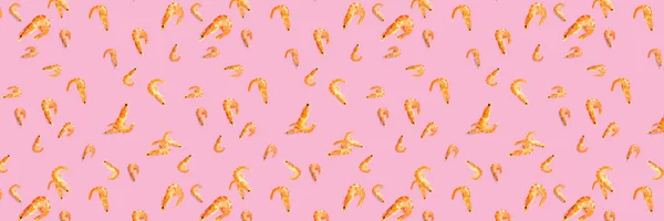 タイガーエビ。ピンク色の背景に孤立したエビから作られた魚介類の背景。煮えたぎるエビや魚介類から現代的な背景。シームレスなパターンではなく — ストック写真