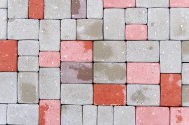 Kırmızı, gri ve kahverengi, kaldırım taşı desenli. düz yat.