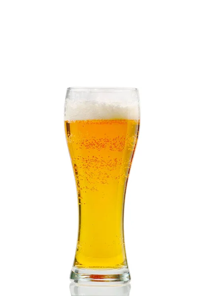 Свежий холодный бокал пива изолирован на белом. Золотое пиво бавария октоберфест с пенной короной. пинта светлого пива на белом фоне — стоковое фото