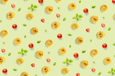 İtalyan makarna tagliatelle 'den pop sanat geçmişi. Çiğ makarna fettuccine pop sanat arka planı, düz yatış. İtalyan çiğ makarnası yeşilde izole edilmiş