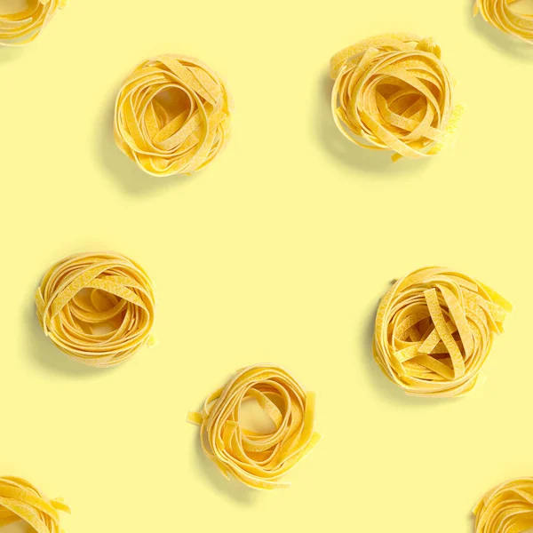 Patrón sin costura de pasta italiana tagliatelle. pasta cruda fettuccine pop art background, flat lay. Pasta italiana nido crudo aislado en amarillo — Foto de Stock