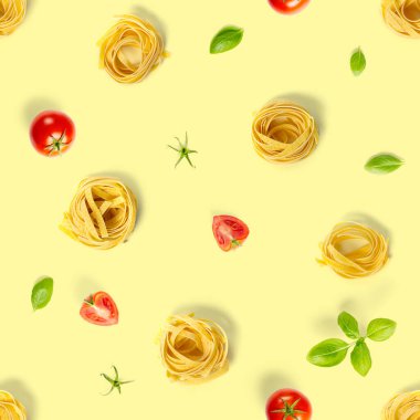 İtalyan makarna tagliatelle 'inden kusursuz desen. Çiğ makarna fettuccine pop sanat arka planı, düz yatış. İtalyan çiğ makarnası sarıya izole edilmiş.
