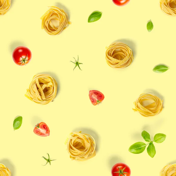 Patrón sin costura de pasta italiana tagliatelle. pasta cruda fettuccine pop art background, flat lay. Pasta italiana nido crudo aislado en amarillo — Foto de Stock