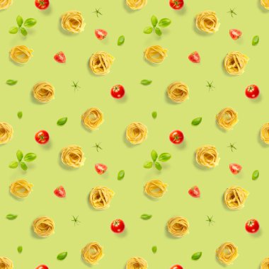 İtalyan makarna tagliatelle 'inden kusursuz desen. Çiğ makarna fettuccine pop sanat arka planı, düz yatış. İtalyan çiğ makarnası yeşilde izole edilmiş