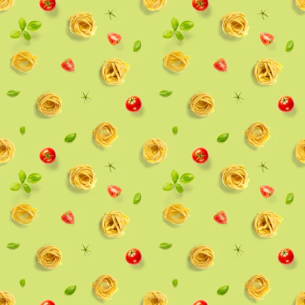 İtalyan makarna tagliatelle 'inden kusursuz desen. Çiğ makarna fettuccine pop sanat arka planı, düz yatış. İtalyan çiğ makarnası yeşilde izole edilmiş