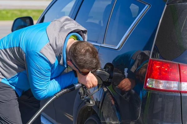 Primer plano de una mano mens rellenar el coche negro con un diesel con bomba de gas. — Foto de Stock