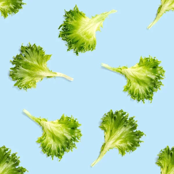 Αδιάλειπτη μοτίβο από μαρούλι πράσινη σαλάτα φύλλα. Σαλάτα με τριφύλλι, απομονωμένη στο μπλε. σαλάτα παγόβουνο επίπεδη θέσει — Φωτογραφία Αρχείου
