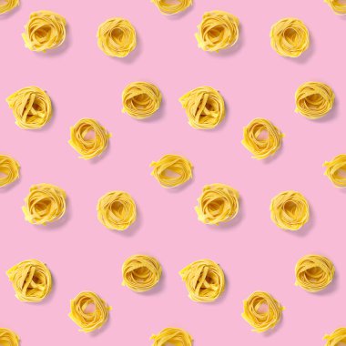 İtalyan makarna tagliatelle 'inden kusursuz desen. Çiğ makarna fettuccine pop sanat arka planı, düz yatış. İtalyan çiğ makarnası beyaza izole edilmiş.