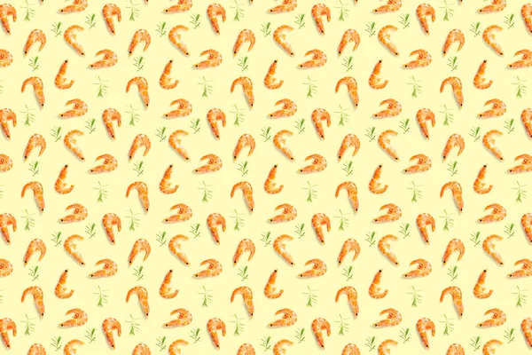 Tijgergarnalen. Zeevruchten achtergrond gemaakt van garnalen geïsoleerd op een gele achtergrond. moderne achtergrond van gekookte garnalen, zeevruchten. niet naadloos patroon — Stockfoto