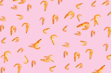 Kaplan karidesi. Karideslerden yapılmış deniz ürünleri arka planı pembe bir zeminde izole edilmiş. Haşlanmış karideslerden, deniz ürünlerinden modern arka plan. pürüzsüz desen değil