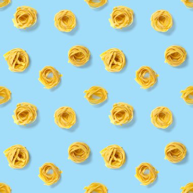 İtalyan makarna tagliatelle 'inden kusursuz desen. Çiğ makarna fettuccine pop sanat arka planı, düz yatış. Mavi üzerine izole edilmiş İtalyan çiğ makarnası.
