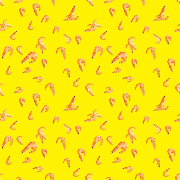 Camarones tigre. Patrón sin costuras hecho de langostino aislado sobre un fondo amarillo. Patrón sin costura de mariscos con camarones. patrón de mariscos — Foto de Stock