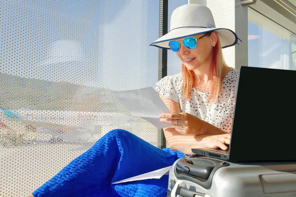 Žena na volné noze na letišti. žena pracující s notebookem na letišti až do odjezdu. — Stock fotografie