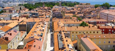 Eski kasabanın, denizin ve dağların manzarası. Zadar, Hırvatistan.