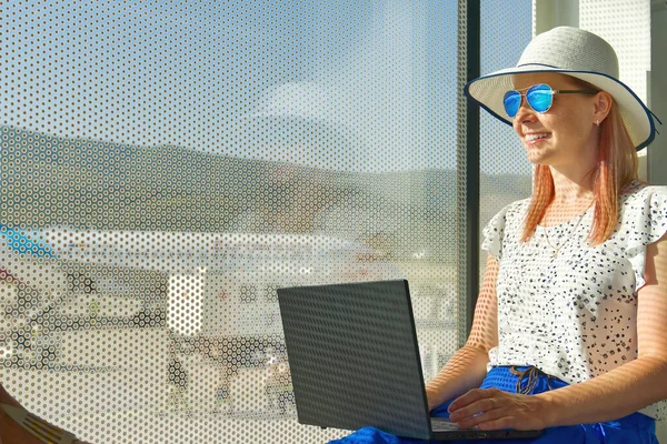 Freiberuflerin am Flughafen. Frau arbeitet am Flughafen bis zum Abflug mit Laptop. — Stockfoto