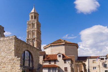 Güneşli bir günde St. Duje çan kulesinin katedrali, Hırvatistan 'ın Split kentinde