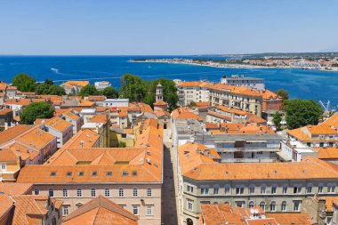 Eski kasabanın, denizin ve dağların manzarası. Zadar, Hırvatistan.
