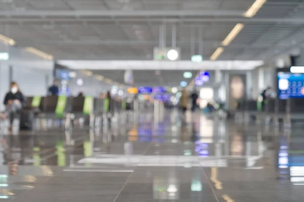 Verschwommene Empty Lounge, Halle am internationalen Flughafen. Geringe Zahl von Reisenden während der covid 19 Epidemie. — Stockfoto