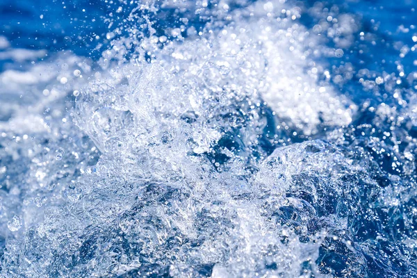 背景为带白浪的蓝色海水。咸海，蓝色的地中海. — 图库照片