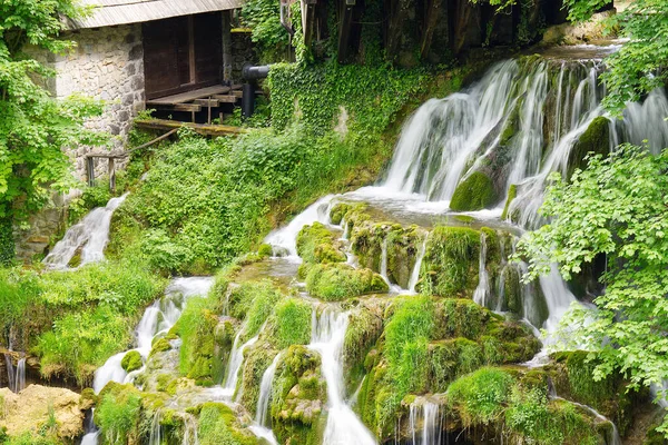 夏の間、クロアチアのスルンジで美しい滝. — ストック写真