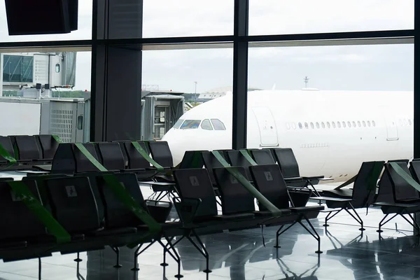 Lege lounge, hal op de internationale luchthaven. laag aantal reizigers tijdens de hevige 19-epidemie. — Stockfoto