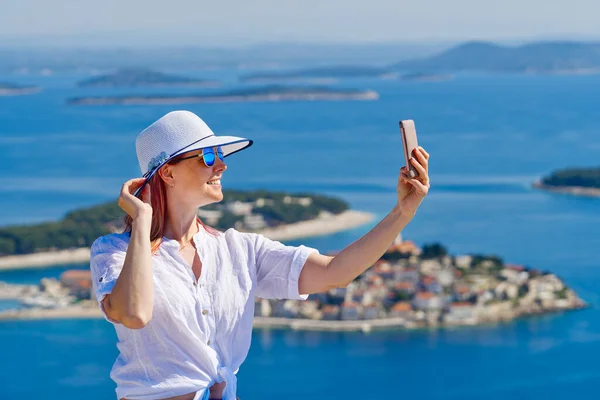 Turystka w białym słomkowym kapeluszu na pięknym błękitnym Adriatyku i przytulnym tle wyspy Chorwacja — Zdjęcie stockowe