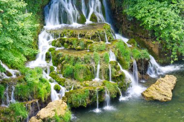 Hırvatistan 'ın Slunj kentinde yaz mevsiminde güzel şelale.