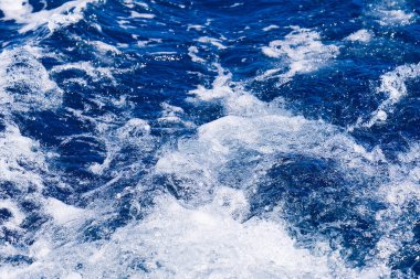 Arka planda beyaz dalga olan soyut mavi deniz suyu. Adreyatik denizi, mavi Akdeniz.