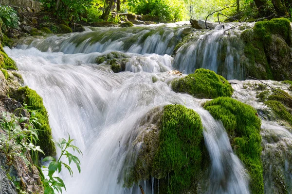 クロアチア夏のプリトヴィツェ湖国立公園の滝 — ストック写真