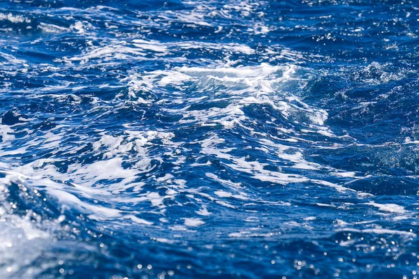 背景为带白浪的蓝色海水。咸海，蓝色的地中海. — 图库照片