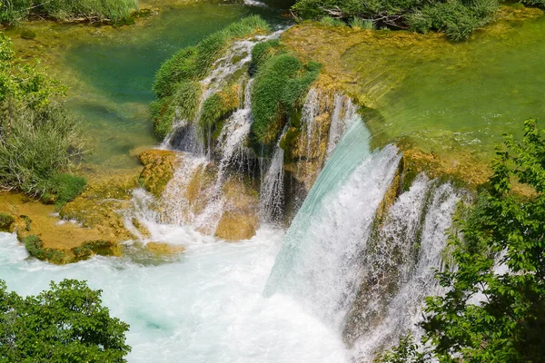 Hırvatistan 'daki Krka Ulusal Parkı' nda Güzel Şelaleler. — Stok fotoğraf