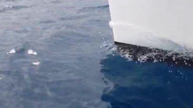 Yelkenli tekne Adriyatik denizinde dalgaları kesiyor.