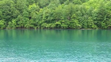 Hırvatistan 'ın Plitvice Gölleri Ulusal Parkı' ndaki göllerin muhteşem manzarası