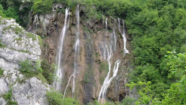 Водоспад у національному парку Плівіце-Лейкс влітку, Хорватія — стокове відео