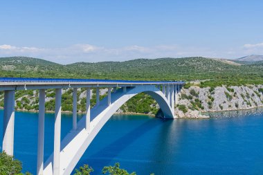 Sibenik Köprüsü ve Krka Nehri kanalı yaz güneşli bir günde Hırvatistan 'da