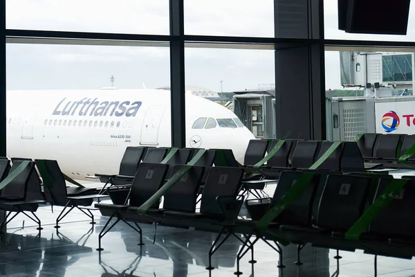 22.05.2021 Frankfurt, Germany - Empty lounge, hall at the international airport. low number of travelers during the covid 19 epidemic. — Stock Photo, Image