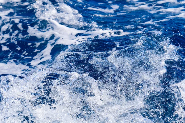 Abstrato água do mar azul com onda branca para fundo. Mar Adreático, mar Mediterrâneo azul. — Fotografia de Stock