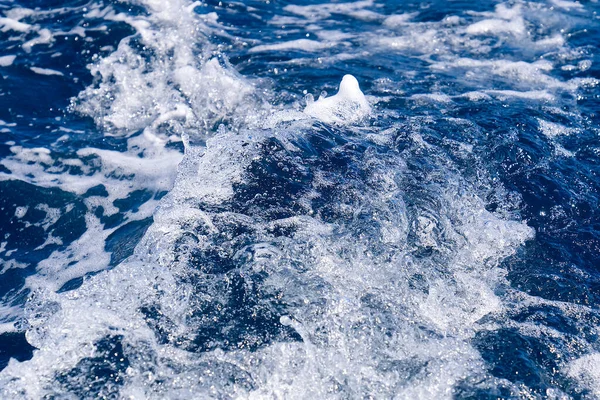 Abstrato água do mar azul com onda branca para fundo. Mar Adreático, mar Mediterrâneo azul. — Fotografia de Stock